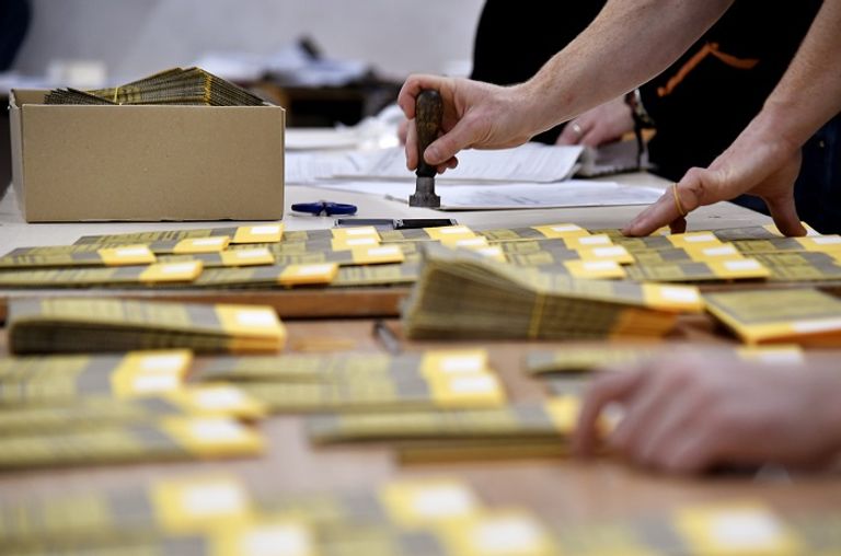 تجهيز بطاقات الاقتراع الخاصة بالانتخابات التشريعية الإيطالية - أ.ف.ب تعليق ملصقات انتخابية بأحد مراكز الاقتراع في إيطاليا - أ.ف.ب