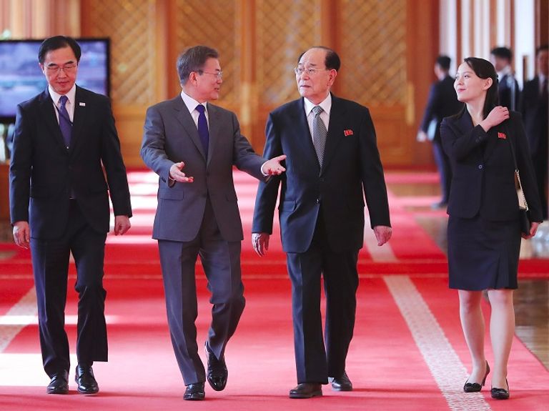 رئيس كوريا الجنوبية لدى استقباله كيم يونج نام وشقيقة زعيم كوريا الشمالية - أرشيفية رئيس كوريا الجنوبية خلال استقباله شقيقة الزعيم الكوري الشمالي- أرشيفية