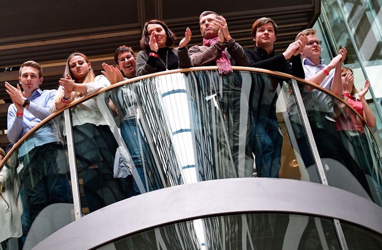 أعضاء الحزب الاشتراكي الديمقراطي في ألمانيا لحظة إعلان النتيجة- أ.ف.ب