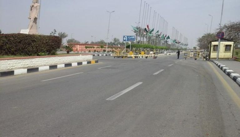 طريق مؤدي لمطار القاهرة يتزين بالأعلام السعودية والمصرية