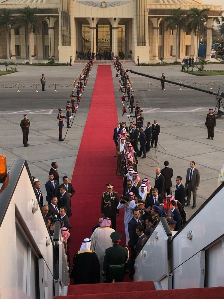 ولي العهد السعودي يصل إلى القاهرة السيسي يستقبل محمد بن سلمان بمطار القاهرة