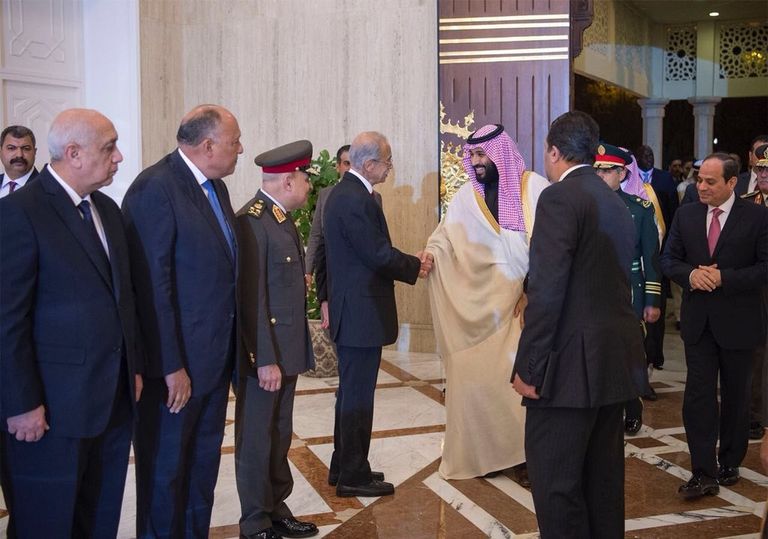 ولي العهد السعودي يصافح كبار المسؤولين المصريين السيسي يستقبل محمد بن سلمان بمطار القاهرة