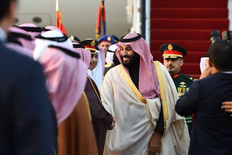 الأمير محمد بن سلمان يصافح الوفد السعودي  السيسي يستقبل محمد بن سلمان بمطار القاهرة
