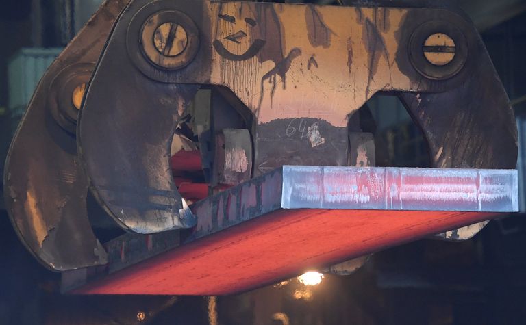 أعمدة من الصلب بأحد مصانع الصلب في فرنسا (رويترز)