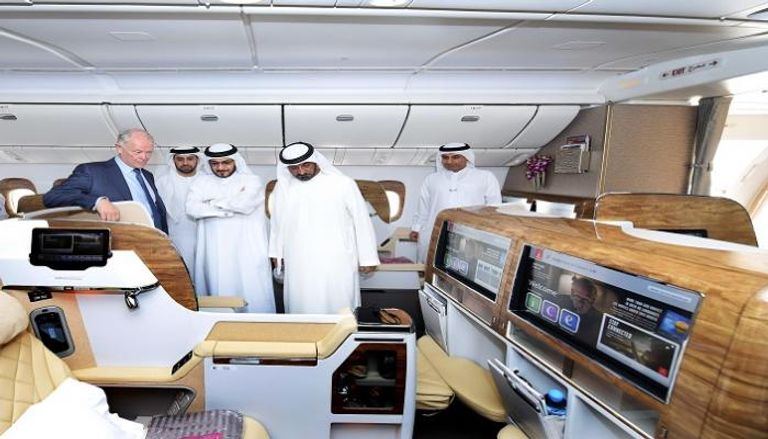 الشيخ أحمد بن سعيد آل مكتوم يتفقد طائرة البوينج 777-200LR