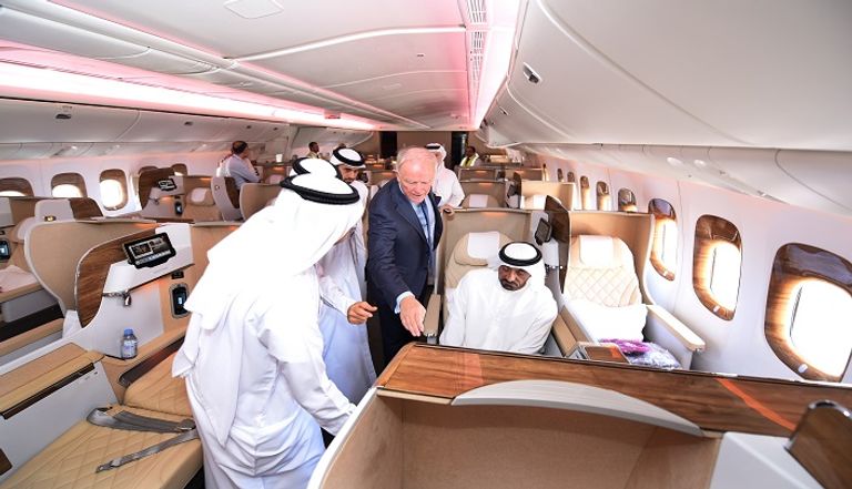 الشيخ أحمد بن سعيد آل مكتوم ومسؤولو طيران الإمارات يتفقدون طائرة البوينج 777-200LR