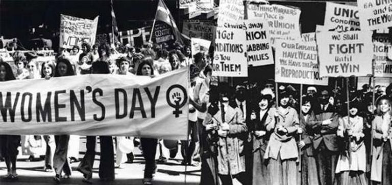 اليوم العالمي للمرأة.. تاريخ من النضال ماكرون وعائلته خلال حفل تنصيبه-أرشيفية