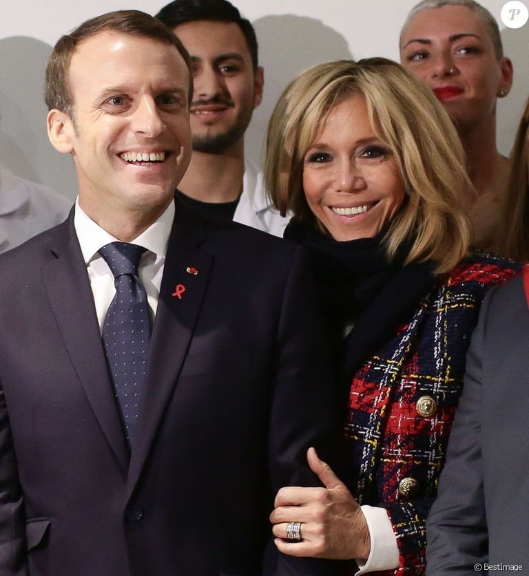 بريجيت وإيمانويل ماكرون ماكرون وعائلته خلال حفل تنصيبه-أرشيفية