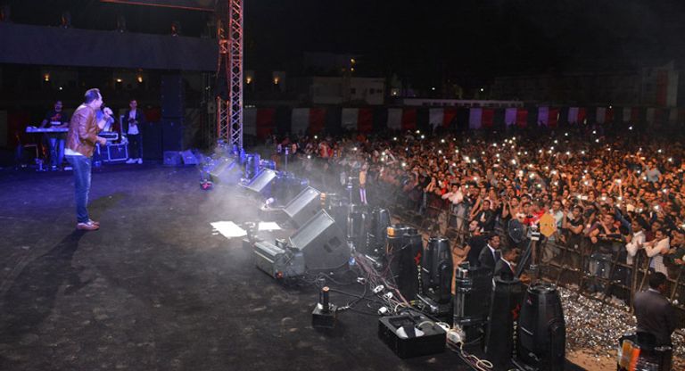 حكيم يغني في الغردقة