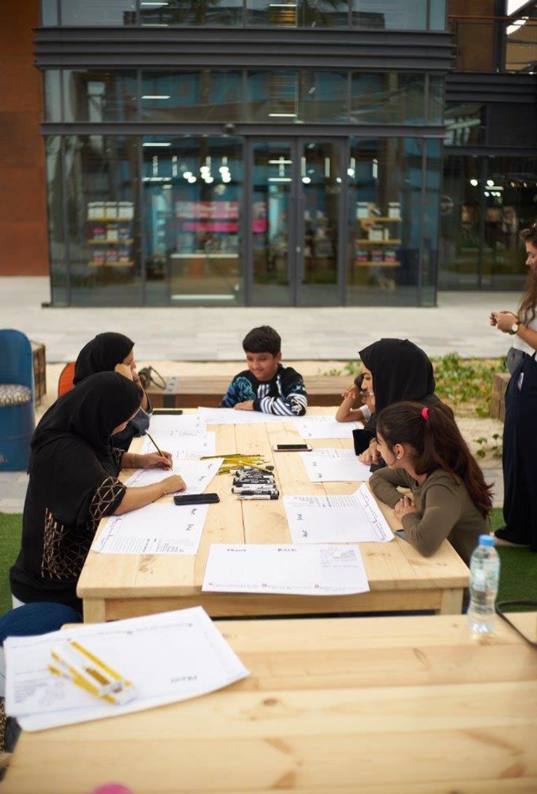 أطفال يشاركون في فعاليات مهرجان دبي كانفس أطفال يبدعون في مهرجان دبي كانفس