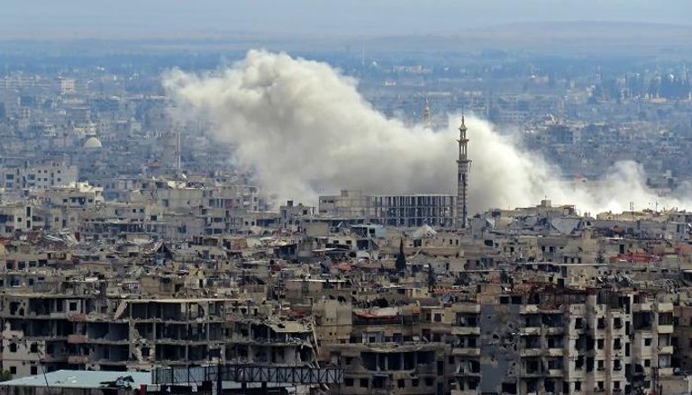 دخان متصاعد جراء غارات النظام السوري على الغوطة الشرقية- أرشيفية