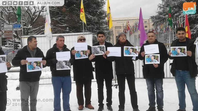 المحتجون أثناء تظاهرهم في جنيف ضد سياسات قطر 