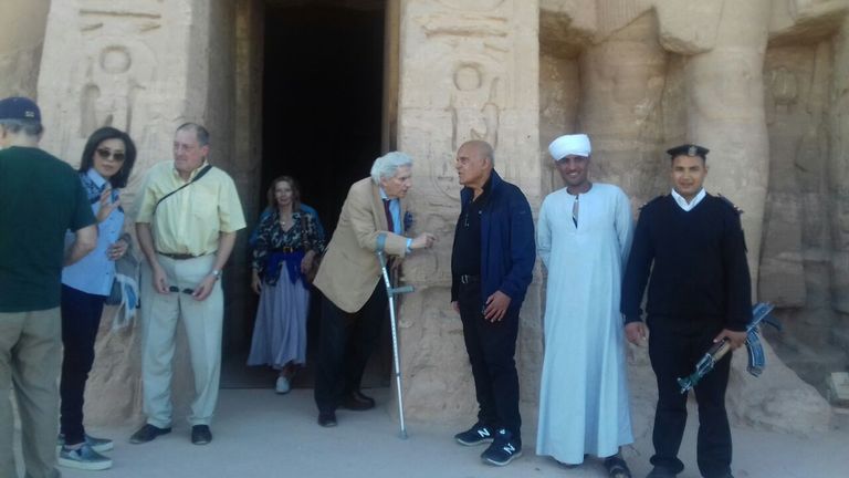 جراح القلب العالمي مجدي يعقوب في معبد أبوسمبل