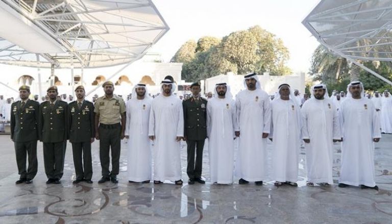 الشيخ محمد بن زايد آل نهيان مع أبطال الجيش الإماراتي