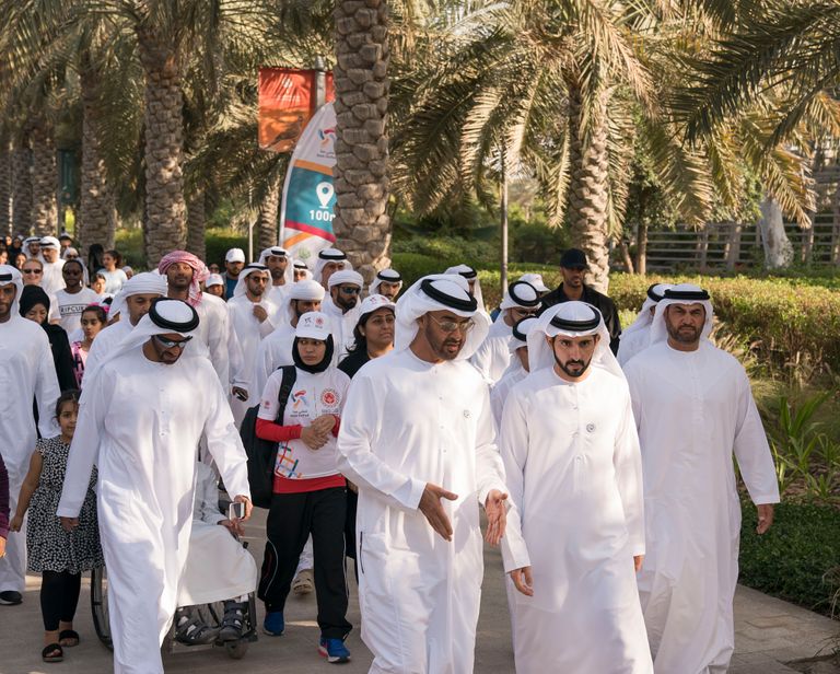 الشيخ محمد بن زايد مع بعض رياضيي الأولمبياد الخاص