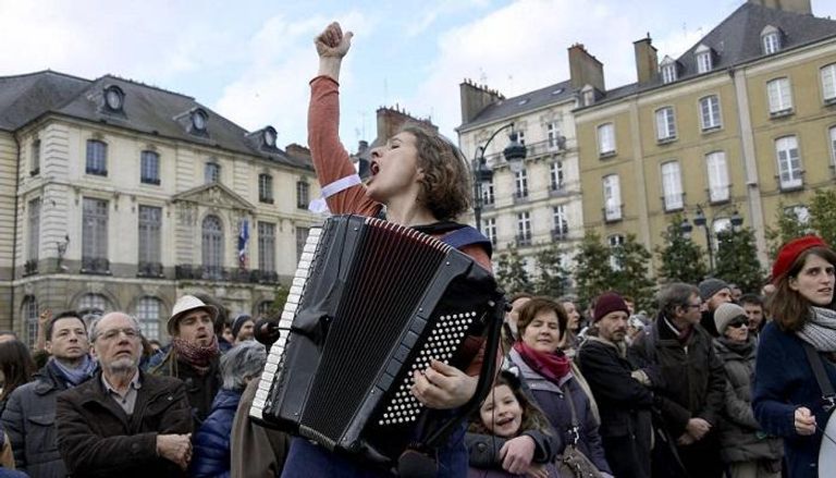 الفرنسيات يغنين في الشوارع للاحتفال باليوم العالمي للمرأة