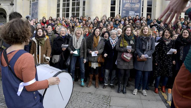 400 سيدة تغني احتفالاً بالمرأة الفرنسيات يغنين في الشوارع للاحتفال باليوم العالمي للمرأة