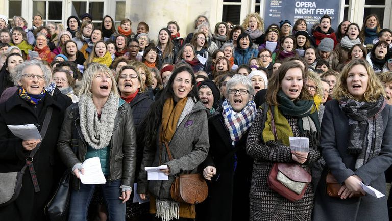 السيدات تجمعن للتأكيد على المساواة مع الرجل الفرنسيات يغنين في الشوارع للاحتفال باليوم العالمي للمرأة