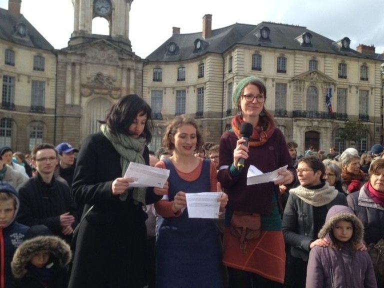 الفرنسيات يغنين في الشوارع للاحتفال باليوم العالمي للمرأة