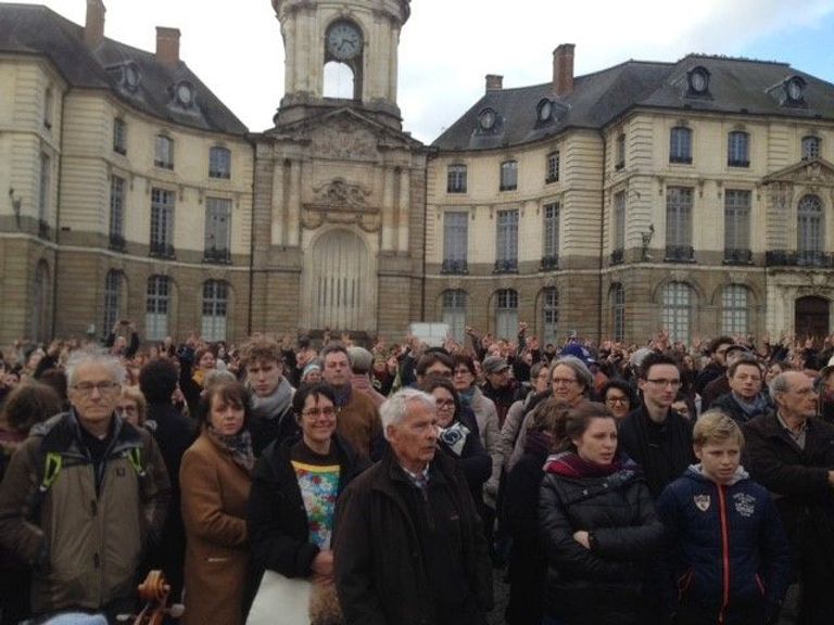 أكثر من 1000 شخص تجمعوا للاحتفال الفرنسيات يغنين في الشوارع للاحتفال باليوم العالمي للمرأة