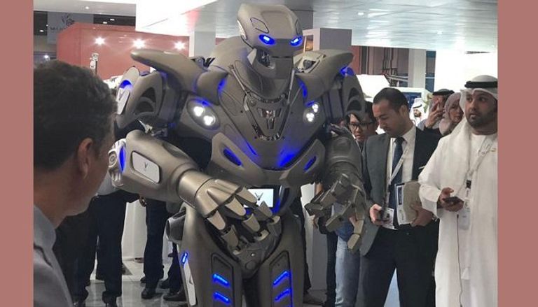 الروبوت تايتان يستقبل زوار معرض آيسنار 2018