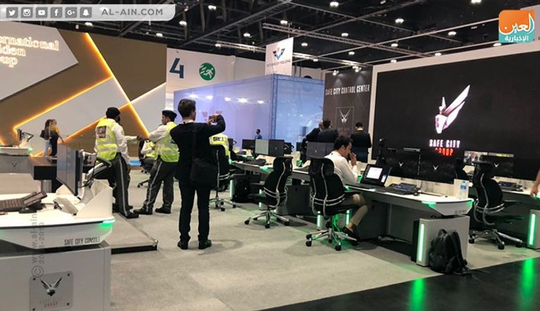 الروبوت تايتان يستقبل زوار معرض آيسنار 2018