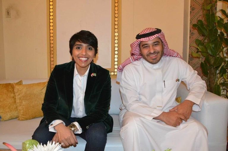 مهندسة الصواريخ السعودية مشاعل الشميمري محمد هنيدي خلال مشاركته في المنتدى