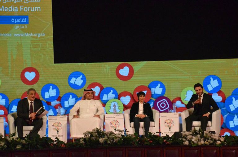 أحمد حسن ومشاعل الشميمري وأسامة كمال محمد هنيدي خلال مشاركته في المنتدى