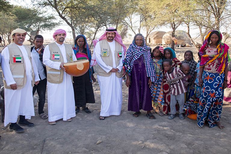 أحد أفراد المؤسسة مع الأطفال 