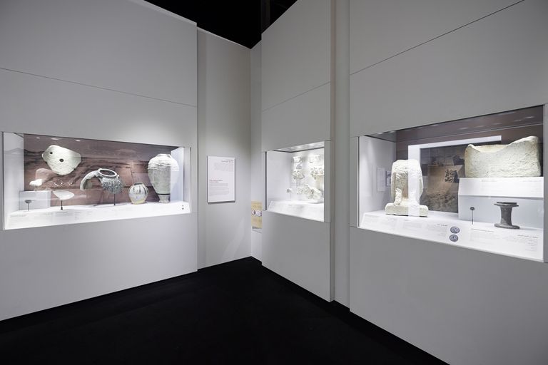 المعرض يضم العديد من الآثار التي تبين عصور فجر الإسلام إحدى لوحات المعرض