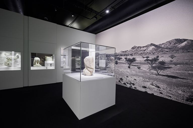 المعرض تجسيد للتعون بين المؤسسات الثقافية إحدى لوحات المعرض