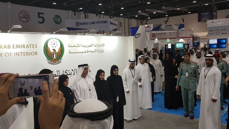 الفريق الشيخ سيف بن زايد آل نهيان مع الفائزين