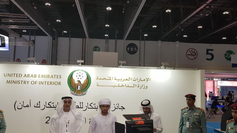 الفريق الشيخ سيف بن زايد آل نهيان مع الفائزين