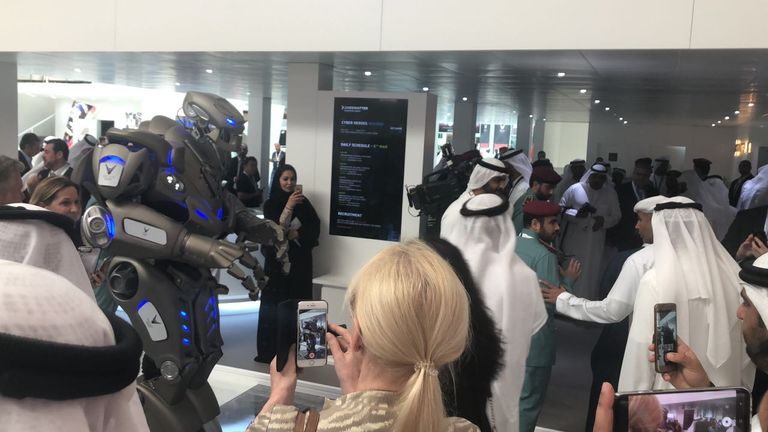 زوار آيسنار يلتقطون الصور للروبوت تيتان