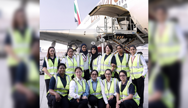 فريق طيران الإمارات من النساء الذي تعاون على تجهيز رحلة "ئي كيه 225"