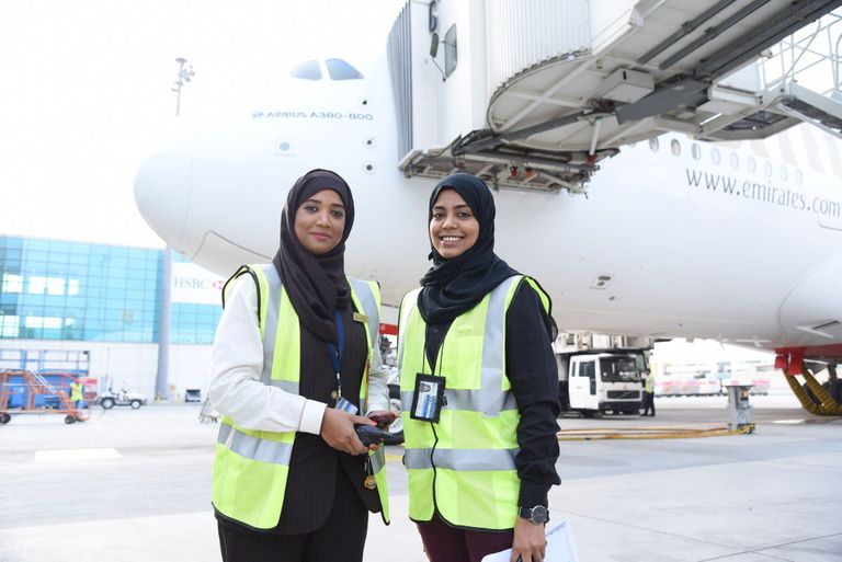 فريق طيران الإمارات من النساء الذي تعاون على تجهيز رحلة "ئي كيه 225"