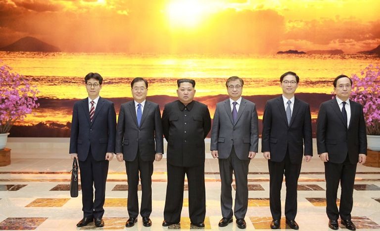 صورة تذكارية تجمع زعيم كوريا الشمالية مع أعضاء وفد سول زعيم كوريا الشمالية لدى استقباله مسؤول وفد سول