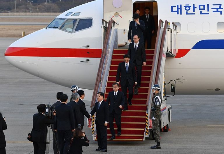 وفد كوريا الجنوبية لدى عودته إلى سول- أ.ف.ب زعيم كوريا الشمالية لدى استقباله مسؤول وفد سول