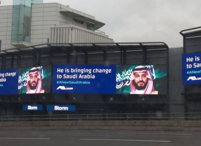 لافتات ترحب بزيارة ولي العهد السعودي للندن