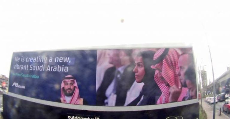 لافتات ترحب بزيارة ولي العهد السعودي للندن