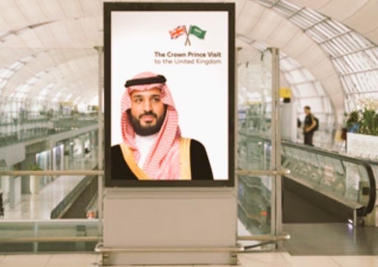 لافتات ترحب بزيارة ولي العهد السعودي للندن