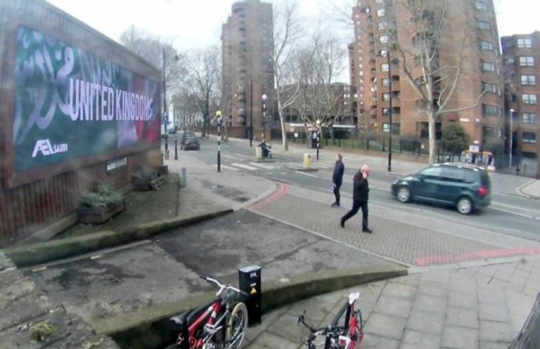 لافتات ترحب بزيارة ولي العهد السعودي للندن