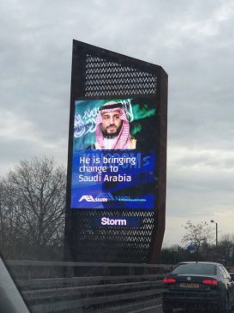 لافتات ترحب بزيارة ولي العهد السعودي للندن