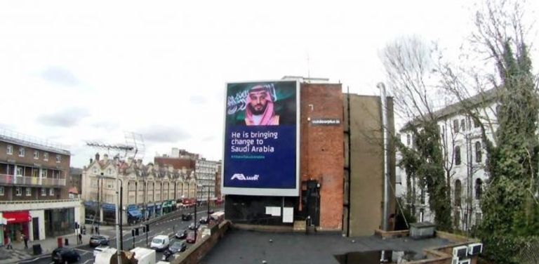 لافتات ترحب بزيارة ولي العهد السعودي للندن