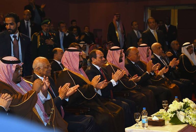 الرئيس السيسي وأبطال العرض المسرحي "سلم نفسك"