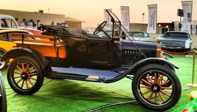 نادي أبوظبي للسيارات الكلاسيكية يستعرض تاريخ النقل بالإمارات
