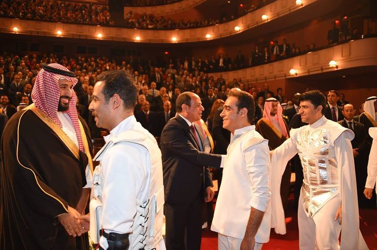 السيسي والأمير محمد بن سلمان يصافحان أبطال العرض المسرحي الرئيس عبدالفتاح السيسي والأمير محمد بن سلمان