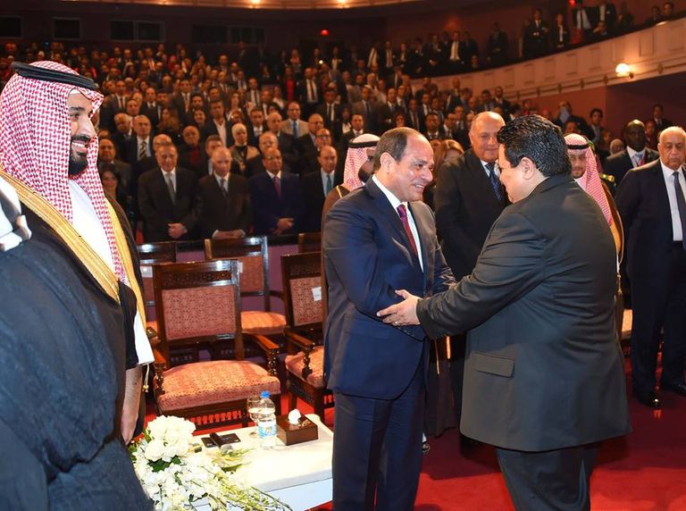 الرئيس السيسي يصافح المخرج إسماعيل مختار الرئيس عبدالفتاح السيسي والأمير محمد بن سلمان