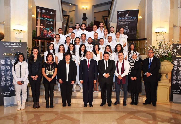 الرئيس السيسي مع أبطال العرض المسرحي "سلم نفسك" الرئيس عبدالفتاح السيسي والأمير محمد بن سلمان