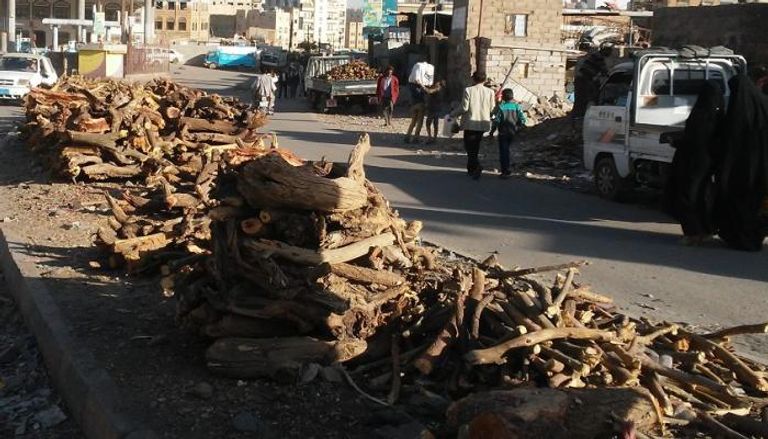 أكوام الحطب تنقلها السيارات للسكان بدلا من الغاز في صنعاء